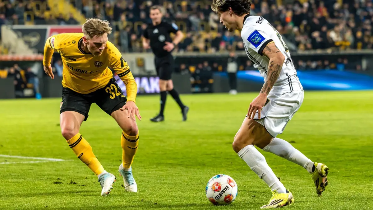 76. Berlinale - MEDIENBOARD: 14.02.2026, Berlin: Fußball, Männer: 2. Bundesliga, Dynamo Dresden - SV Elversberg, 22. Spieltag, Rudolf-Harbig-Stadion: Jonas Sterner (Dynamo Dresden) und Nicholas Mickelson (SV 07 Elversberg) kämpfen um den Ball. Foto: Britta Pedersen/dpa +++ dpa-Bildfunk +++