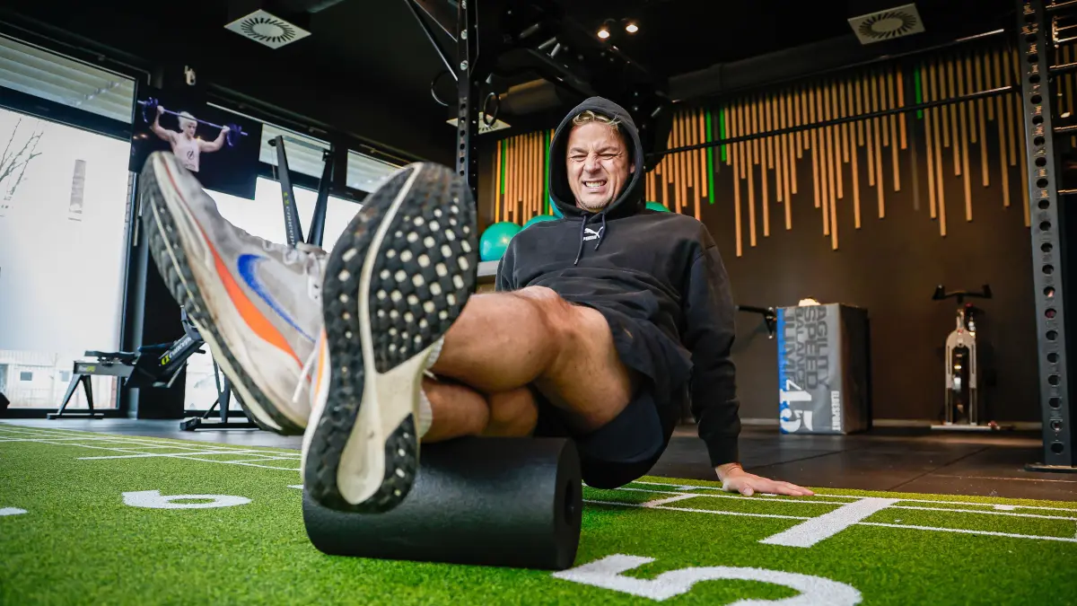 Popsänger Alexander Knappe trainiert im Fitnessstudio Gym Lounge in Cottbus, um sich auf seine "Huckepack Tour" nach Mallorca vorzubereiten.