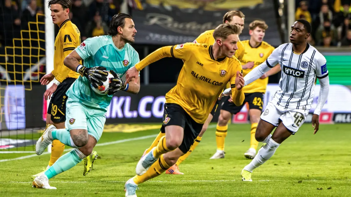 Dynamo Dresden - SV Elversberg: 14.02.2026, Sachsen, Dresden: Fußball, Männer: 2. Bundesliga, Dynamo Dresden - SV Elversberg, 22. Spieltag, Rudolf-Harbig-Stadion: Tim Schreiber (Dynamo Dresden) hält einen Ball. Foto: Frank Hammerschmidt/dpa - WICHTIGER HINWEIS: Gemäß den Vorgaben der DFL Deutsche Fußball Liga bzw. des DFB Deutscher Fußball-Bund ist es untersagt, in dem Stadion und/oder vom Spiel angefertigte Fotoaufnahmen in Form von Sequenzbildern und/oder videoähnlichen Fotostrecken zu verwerten bzw. verwerten zu lassen. +++ dpa-Bildfunk +++