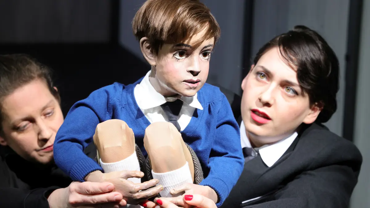 Dana Koganova spielt, Wiebke Alphei führt die Michel Friedman-Puppe