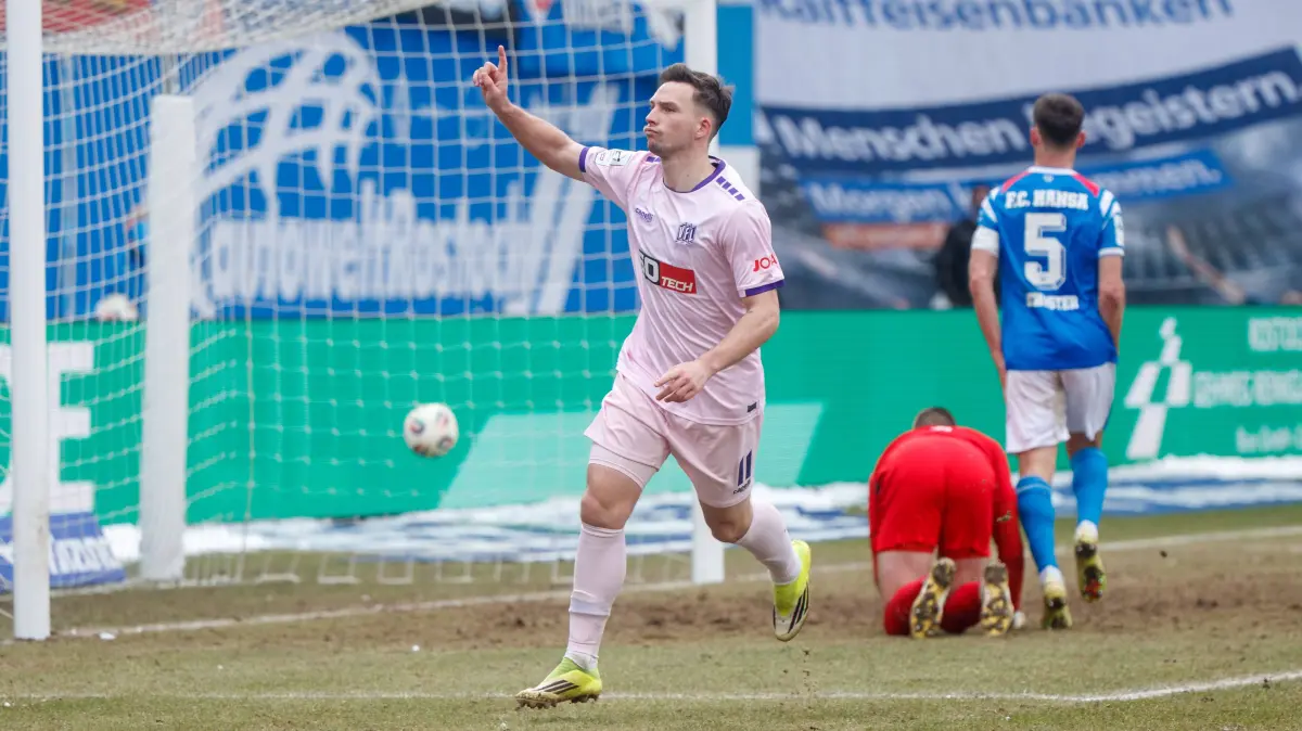 Robin Meißner (VfL) bejubelt sein Tor zum 1:1 ; GER, FC Hansa Rostock vs. Vfl Osnabrück, Fußball, Männer, 3. Liga, 24.Sp: Robin Meißner VfL bejubelt sein Tor zum 1:1 GER, FC Hansa Rostock vs. Vfl Osnabrück, Fußball, Männer, 3. Liga, 24.Spieltag, Spielzeit 2025/2026, 14.02.2026 Rostock Ostseestadion Mecklenburg - Vorpommern Deutschland *** Robin Meißner VfL celebrates his goal for 1 1 GER, FC Hansa Rostock vs Vfl Osnabrück, Football, Men, 3 League, Matchday 24, Season 2025 2026, 14 02 2026 Rostock Ostseestadion Mecklenburg Vorpommern Germany