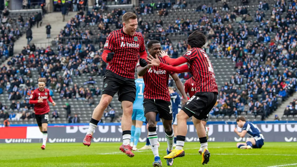 2. BL Hertha BSC - Hannover 96 2025/26: Fussball, Herren, Saison 2025/2026, 2. Bundesliga (22. Spieltag), Hertha BSC - Hannover 96, v.l. Benjamin Källman (Hannover), Noel Aseko (Hannover), Daisuke Yokota (Hannover), Jubel nach Tor zum 0:2, 14.02. 2026, Foto: Sebastian Räppold / Matthias Koch