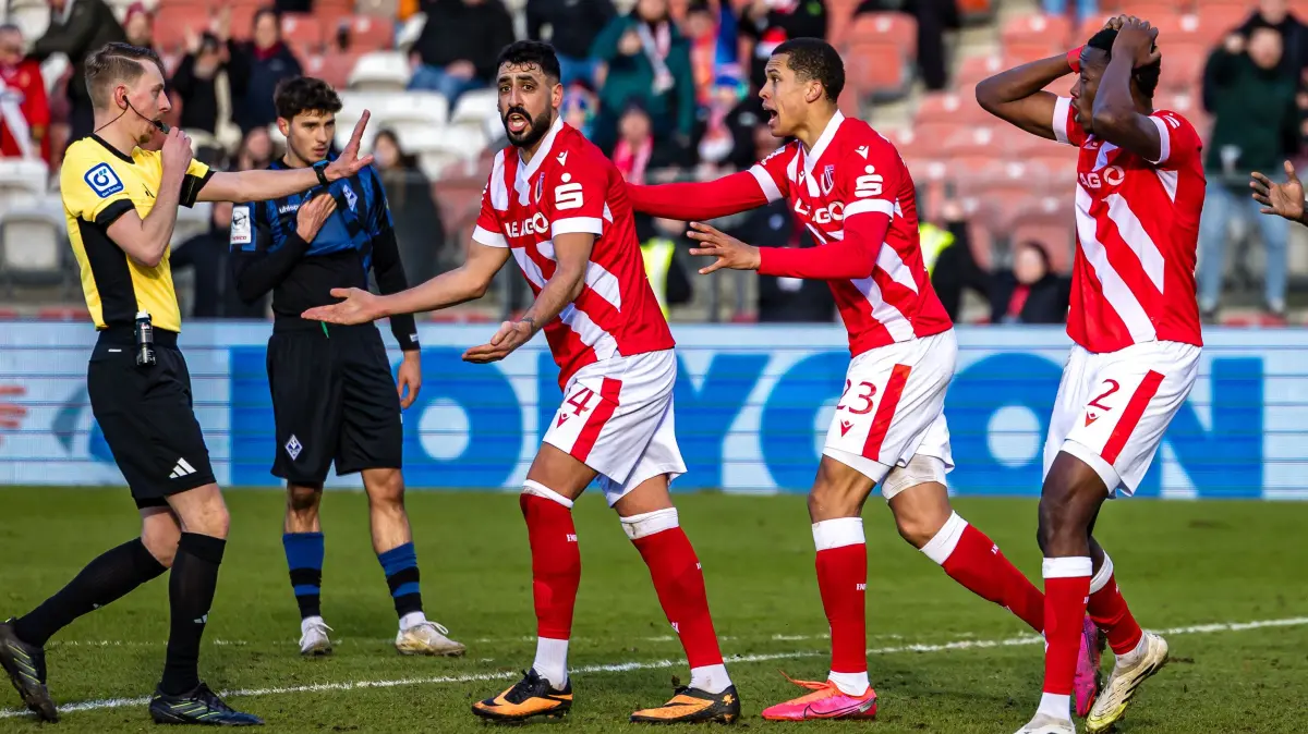 FC Energie Cottbus - SV Waldhof Mannheim: Fußball: Dritte Liga, FC Energie Cottbus - SV Waldhof Mannheim, LEAG Energie Stadion: Spieler von Energie Cottbus diskutieren mit Schiedsrichter Ben Uhrig.