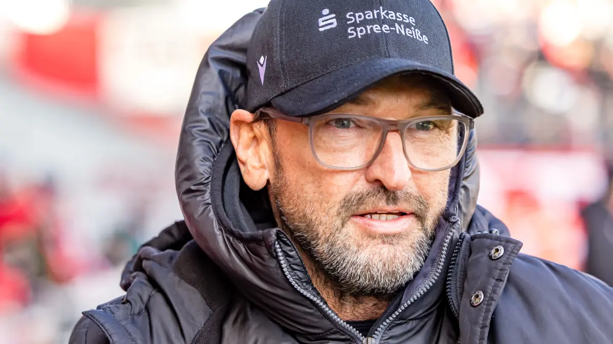 FC Energie Cottbus - SV Waldhof Mannheim: Fußball: Dritte Liga, FC Energie Cottbus - SV Waldhof Mannheim, LEAG Energie Stadion: Cheftrainer Claus-Dieter Wollitz (FC Energie Cottbus) steht im Stadion.