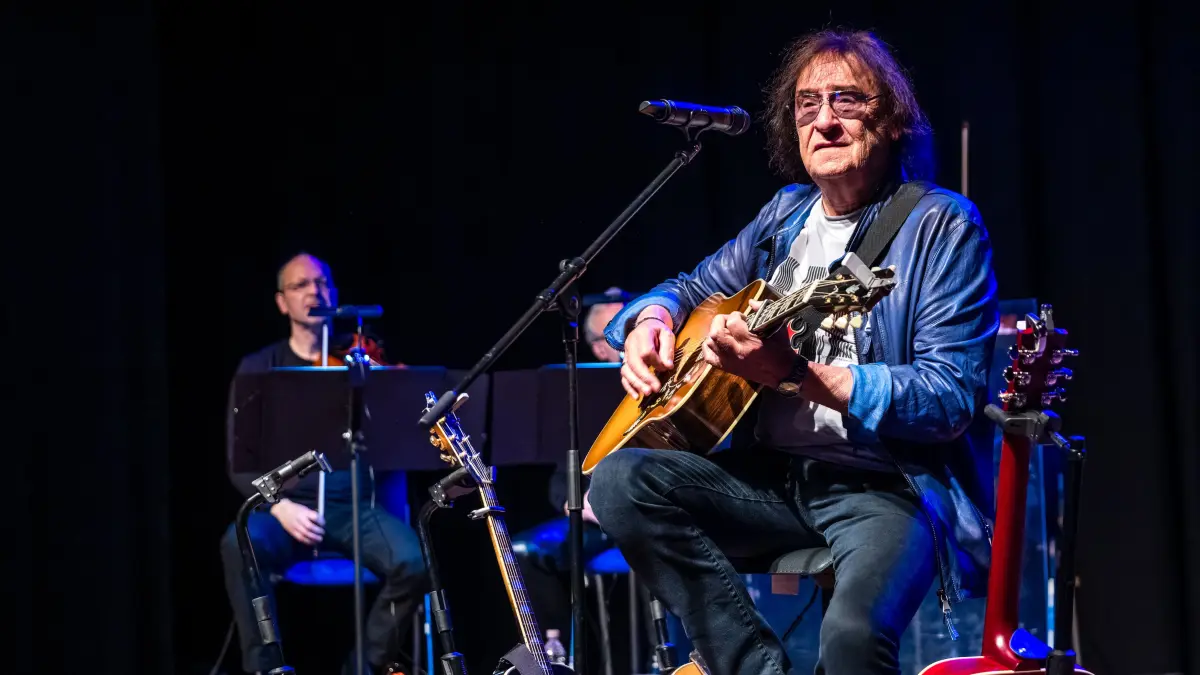 Maschine in der Stadthalle Cottbus: Dieter „Maschine“ Birr tritt im Rahmen seiner Tour «Maschine - Lieder mit klassischen Saiten und Streichquintett» in der Cottbuser Stadthalle auf. Er wird von einem Streichquintett und einem Keyboarder begleitet.