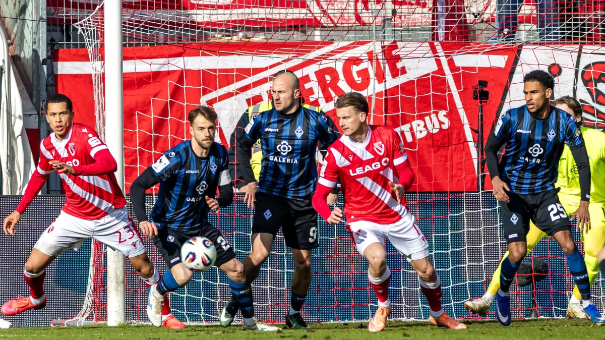 FC Energie Cottbus - SV Waldhof Mannheim: Fußball: Dritte Liga, FC Energie Cottbus - SV Waldhof Mannheim, LEAG Energie Stadion: Nyamekye Awortwie-Grant (FC Energie Cottbus), Janne Sietan (SV Waldhof Mannheim), Felix Lohkemper (SV Waldhof Mannheim) und Moritz Hannemann (FC Energie Cottbus) kämpfen um den Ball.