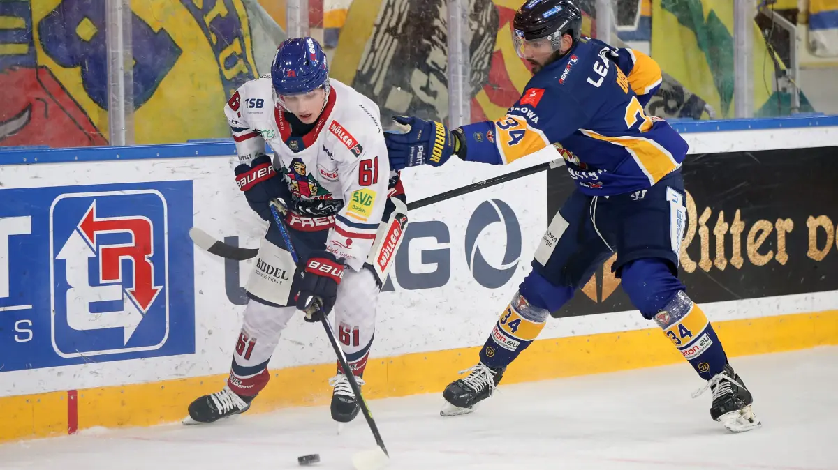 Lausitzer Fuechse vs. EHC Freibrug: 15.02.2026, Weisswasser, Lausitzer Fuechse vs. EHC Freibrug
Christian Billich (81, EHC Freiburg), Alexander Dosch (34, Lausitzer Fuechse)