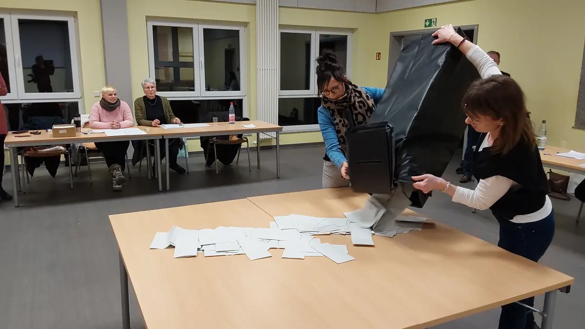 In der Plessaer Amtsverwaltung haben Steffi Wagner und Nadine Schröder die Wahlurne ausgekippt.