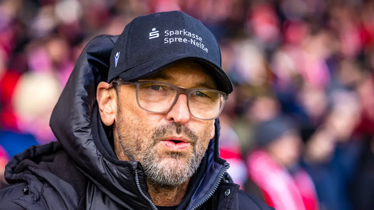 FC Energie Cottbus - SV Waldhof Mannheim: Fußball: Dritte Liga, FC Energie Cottbus - SV Waldhof Mannheim, LEAG Energie Stadion: Cheftrainer Claus-Dieter Wollitz (FC Energie Cottbus) steht im Stadion.