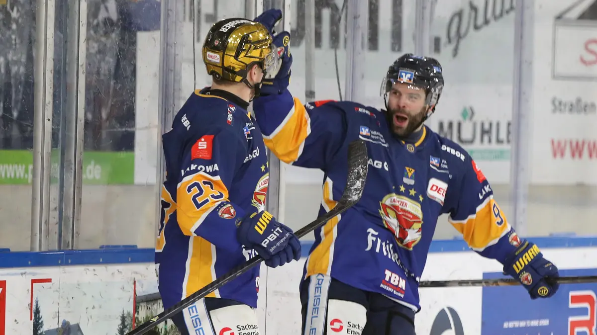 Lausitzer Fuechse vs. EHC Freibrug: 15.02.2026, Weisswasser, Lausitzer Fuechse vs. EHC Freibrug
Jubel bei Lane Scheidl (23, Lausitzer Fuechse) und Adam Brady (9, Lausitzer Fuechse)