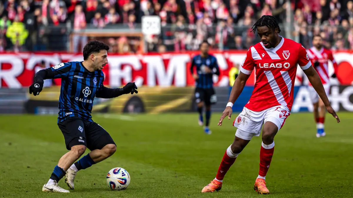 FC Energie Cottbus - SV Waldhof Mannheim: Fußball: Dritte Liga, FC Energie Cottbus - SV Waldhof Mannheim, LEAG Energie Stadion: Arianit Ferati (SV Waldhof Mannheim) und Anderson Lucoqui (FC Energie Cottbus, r) kämpfen um den Ball.