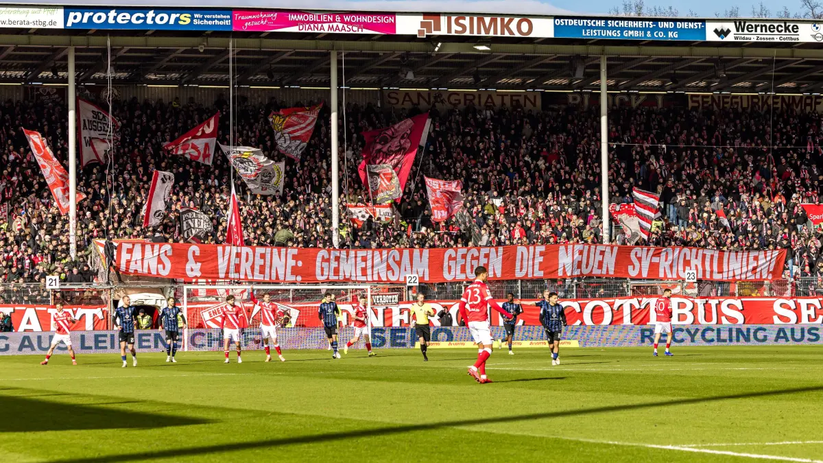 FC Energie Cottbus - SV Waldhof Mannheim: Fußball: Dritte Liga, FC Energie Cottbus - SV Waldhof Mannheim, LEAG Energie Stadion: Fans des FC Energie Cottbus positionieren sich auf der Nordwand gegen Stadionverbote.