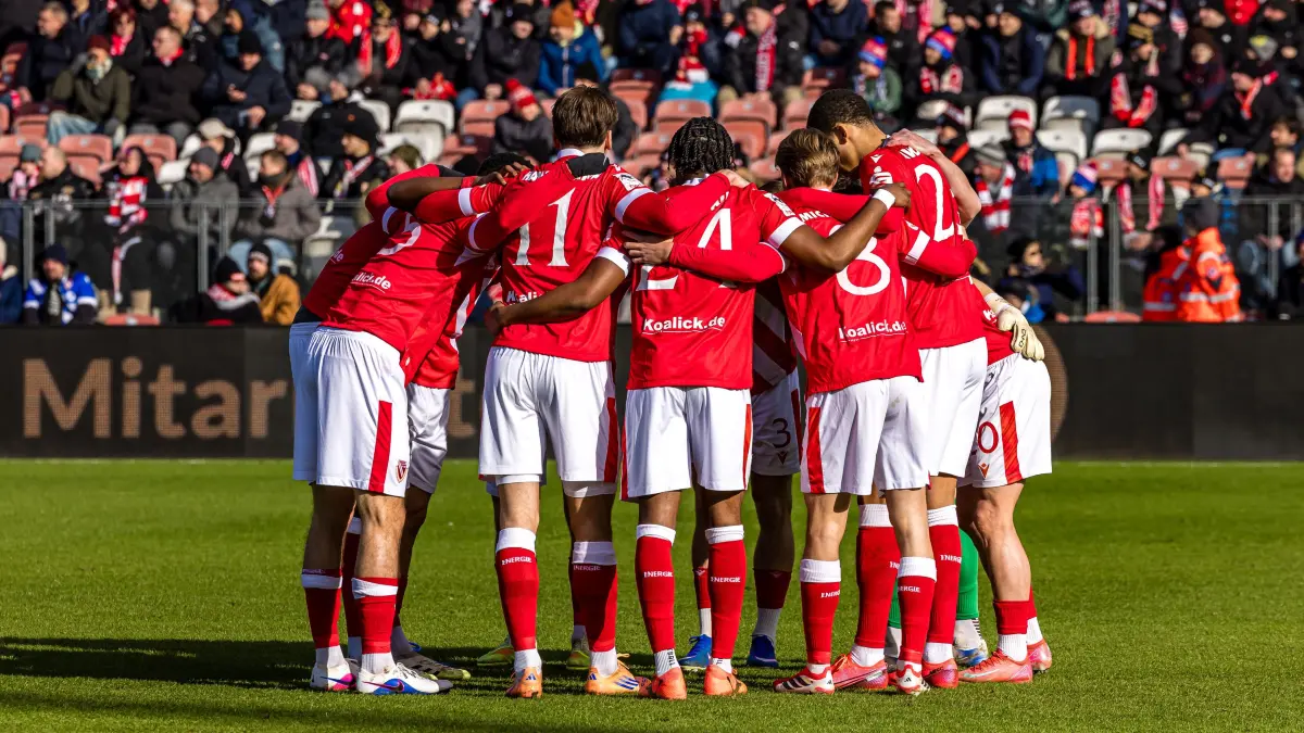 FC Energie Cottbus - SV Waldhof Mannheim: Fußball: Dritte Liga, FC Energie Cottbus - SV Waldhof Mannheim, LEAG Energie Stadion: Die MAnnschaft des FC Energie Cottbus bildet einen Spielerkreis.