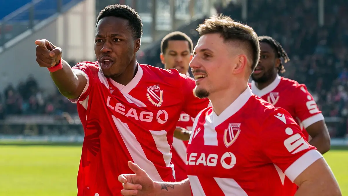 3. Liga - 2025/2026 - FC Energie Cottbus vs. SV Waldhof Mannheim: Cottbus, Deutschland 15. Februar 2026:
3. Liga - 2025/2026 - FC Energie Cottbus vs. SV Waldhof Mannheim
Im Bild: v.l. King Manu (Energie Cottbus) und Erik Engelhardt (Energie Cottbus) jubeln
/// DFB regulations prohibit any use of photographs as image sequences and/or quasi-video. ///