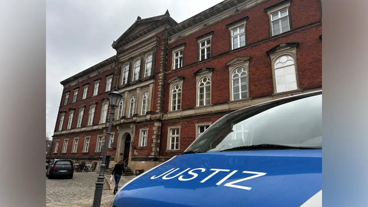 Am Landgericht Cottbus steht das Urteil gegen einen Mann (39) aus Oberspreewald-Lausitz kurz bevor. Ihm werden unter anderem schwerer Raub und eine riskante Flucht vor der Polizei vorgeworfen.