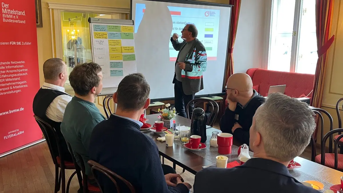 Diskussion bei einer BVMW‑Veranstaltung. Externe Nachfolger werden für viele Betriebe zunehmend seltener. Jetzt erklärt ein Experte, warum das so oft der Fall ist.