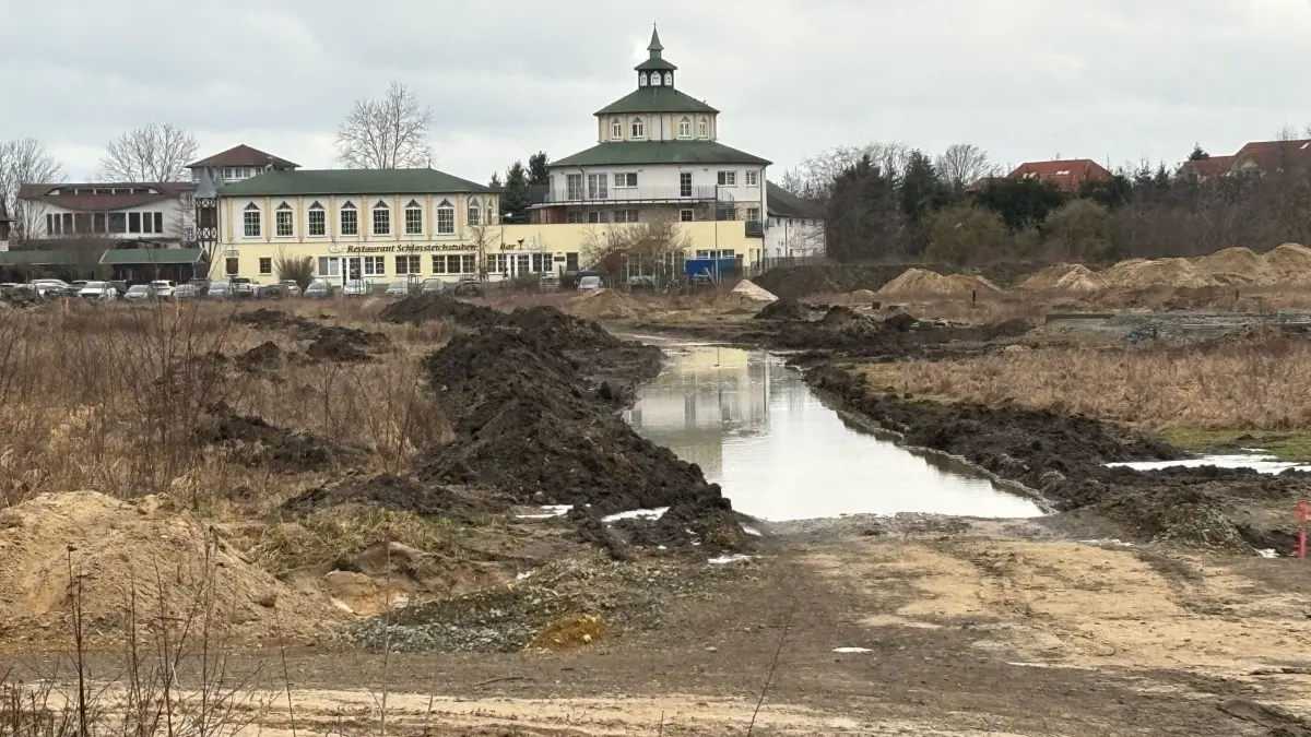 Impression von der Großbaustelle Buchwalder Dreieck. Aktuell laufen noch die Erschließungsarbeiten für das neue Wohngebiet. Im Hintergrund ist das Wellnesshotel Seeschlößchen zu sehen.