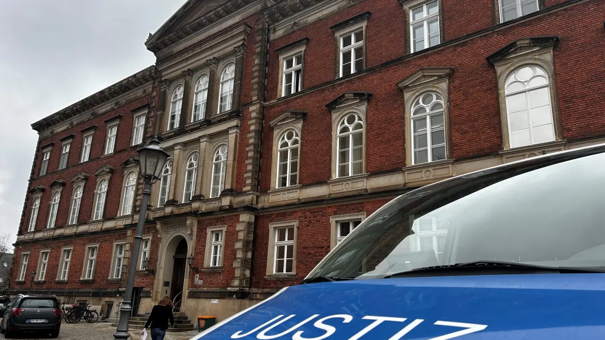 Am Landgericht Cottbus steht das Urteil gegen einen Mann (39) aus Oberspreewald-Lausitz kurz bevor. Ihm werden unter anderem schwerer Raub und eine riskante Flucht vor der Polizei vorgeworfen.