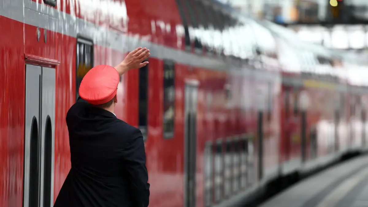 ARCHIV - 27.07.2016, Berlin: Ein Regionalzug der Bahn wird auf dem Hauptbahnhof abgefertigt. Die Gewalt gegen Zugbegleiterinnen und Zugbegleiter hat im Corona-Jahr 2020 zugenommen. (Illustration zu dpa: «Mehr Gewalt gegen Bahnbeschäftigte im Corona-Jahr 2020») (zu dpa: «Umfrage: Gewalt gegen Bahn-Mitarbeiter ist verbreitet») Foto: Soeren Stache/dpa +++ dpa-Bildfunk +++