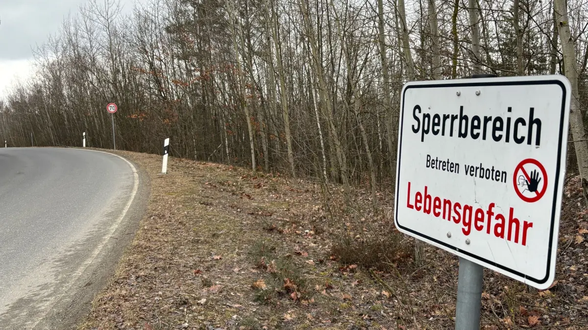 Links und rechts der Straße Kostebrau – Klettwitz befinden sich in Höhe des Randschlauches Klettwitz die Betreten-verboten-Schilder von Bergbausanierer LMBV.