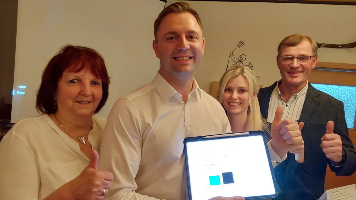 Obwohl auf Platz zwei eingekommen, fühlt sich Marcel Schmidt (parteilos, 2.v.l.) aus Hirschfeld als der klare Wahlsieger der Landratswahl – hier mit Mutter Kerstin, Partnerin Christin und Vater Steffen (v.l.)