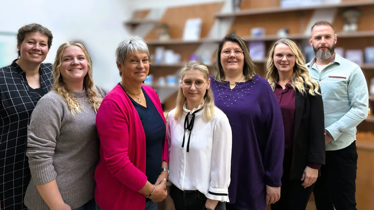 Susanne Schröder, Valerie Schmidtke, Sylke Kossack, Lisa Becher, Janine Petrick, Carolin Richter und Tino Kaiser (v. l. n. r.) sind Ihre kompetenten Ansprechpartner im Bereich Hörakustik.