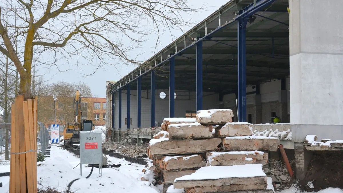 Was hier eher an die Laderampe eines Marktes erinnert, ist die Schwimmhalle von Spremberg. Die alte Glasfront ist verschwunden. Soweit es das Wetter zulässt, wird auf der Baustelle am Puschkinplatz gearbeitet.