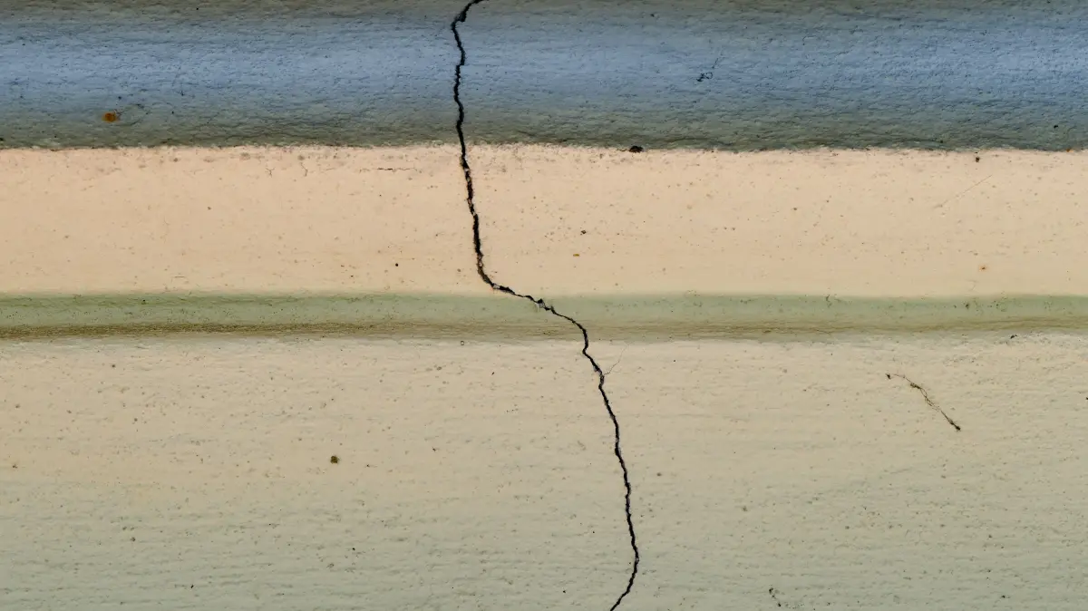 Deutlich ist ein Riss in der Fassade eines Einfamilienhauses im Ort zu sehen. Dieser Schaden am Gebäude soll vermutlich durch den Betrieb des nahegelegenen Tagebaus Jänschwalde entstanden sein. Am 14.09.2023 findet die 101. Sitzung des Braunkohlenausschusses in Cottbus statt. Ein Punkt auf der Tagesordnung ist die Information zur Schiedsstelle von Bergschäden. In der Gemeinde Tauer gibt es immer mehr sichtbar werdende Schäden an Gebäuden, die auf den Tagebau Jänschwalde zurückzuführen sein sollen.