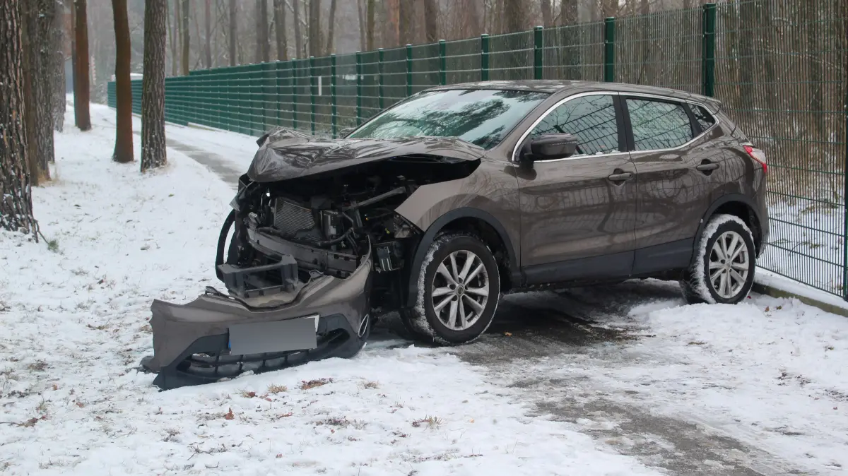 Unfall in Cottbus: Dieser Pkw kam von der winterglatten Fahrbahn ab, kollidierte mit einem Baum und einem Zaun.