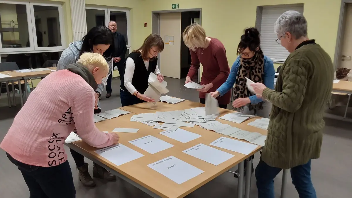 Die Stimmen-Auszählung zur Stichwahl in den einzelnen Wahllokalen, hier ein Foto von der Hauptwahl am 15. Februar in Plessa, oder die Auszählung der Briefwahlstimmen in der Clajus-Schule in Herzberg ist generell öffentlich.