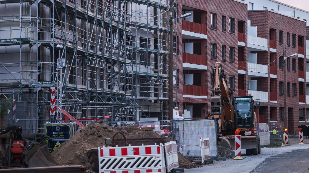 Baustelle für ein Wohngebäude. Infrastrukturminister Detlef Tabbert stellt die Bilanz der Wohnungsförderung da. Trotz gestiegener Mittel werden weniger Wohnungen errichtet. Zudem gehen jedes Jahr Sozialwohnungen verloren.