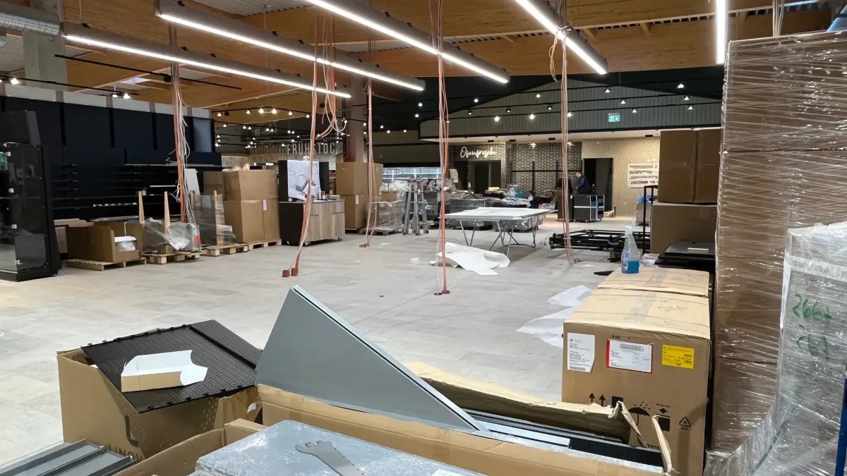 Der neue Edeka-Markt nimmt Gestalt an: Während der Innenraum bereits weitgehend fertig ist, warten die Kassen noch auf den Einbau. Im Hintergrund entsteht der Backshop.