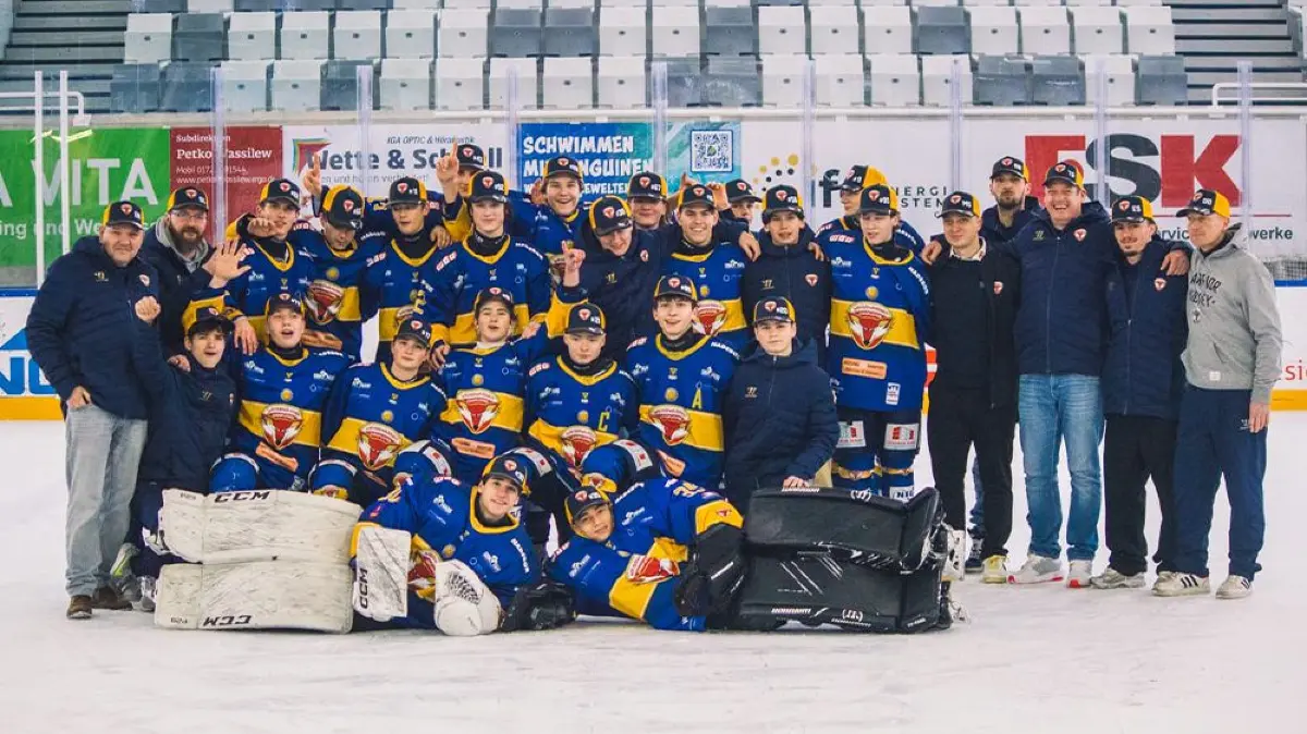 Die U17-Mannschaft aus Weißwasser hat vorzeitig den Klassenerhalt in der höchsten deutschen Nachwuchsliga geschafft. Gleichzeitig baut der ESW nun eine U20-Mannschaft auf, die ebenfalls auf nationaler Ebene die Lücke zwischen Nachwuchs und Profis schließen soll.
