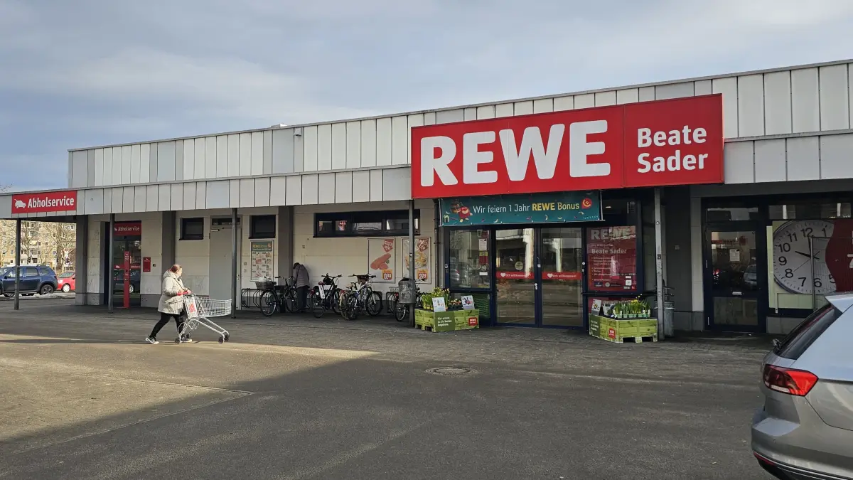 Der bisherige Rewe-Markt im Cottbuser Stadtteil Neu Schmellwitz soll abgerissen und durch einen Neubau ersetzt werden.