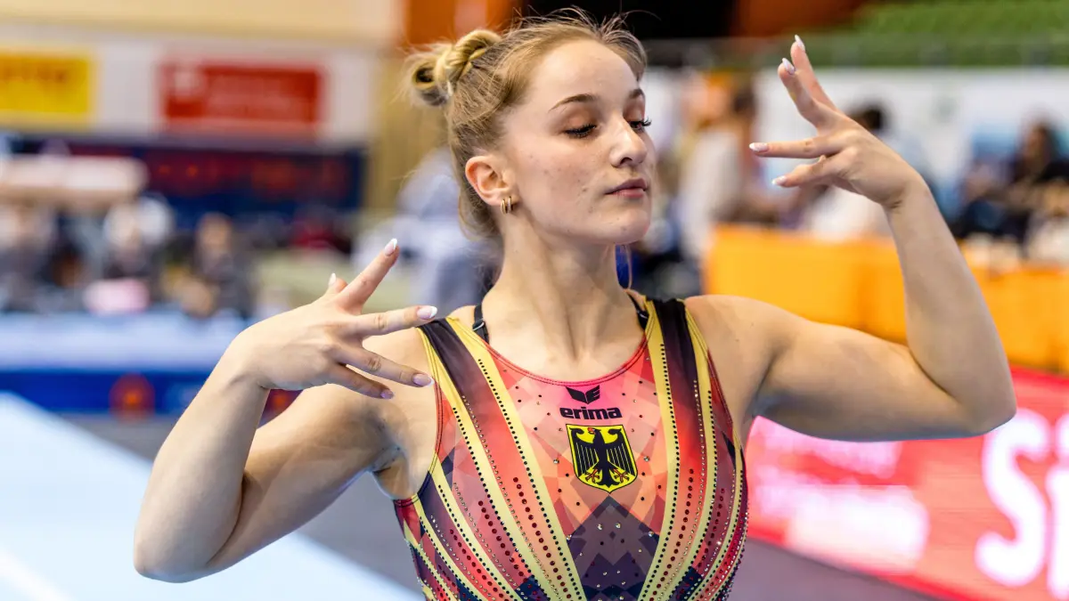 49. Turnier der Meister Cottbus 2025: Turnen, Weltcup, Lausitz-Arena, Podiumstraining: Karina Schönmaier aus Deutschland absolviert ein Training am Boden.