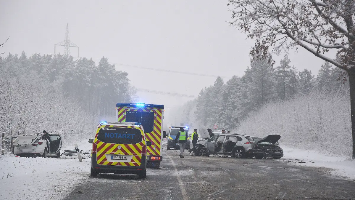 Die B97 ist nach einem schweren Unfall voll gesperrt.