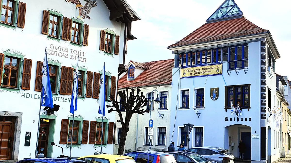 Die Karnevalsfahnen werden auch künftig am Rathaus von Wittichenau wehen.