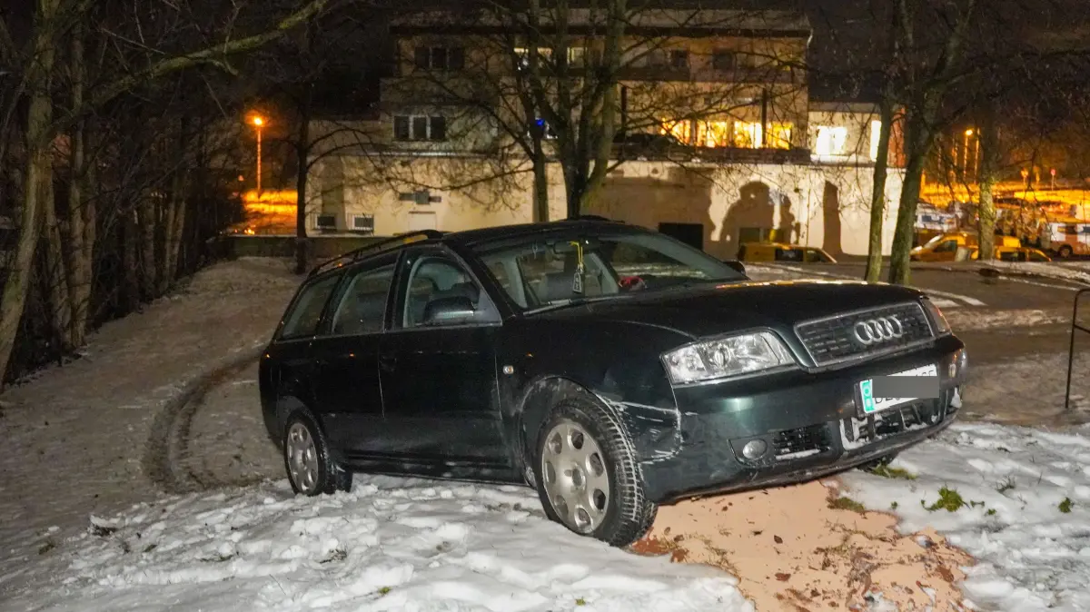 Nach einer dramatischen Verfolgungsjagd blieb ein Audifahrer in Kamenz an einem Spielplatz stecken.