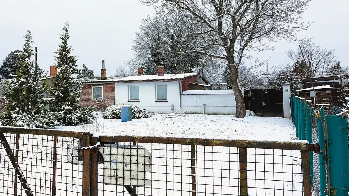 Dieses Einfamilienhaus in Guben liegt bei einem Verkehrswert von 41.000 Euro. Im Stil eines Wochenendhauses erbaut, könnte sich das Objekt für ein bis zwei Personen eignen.