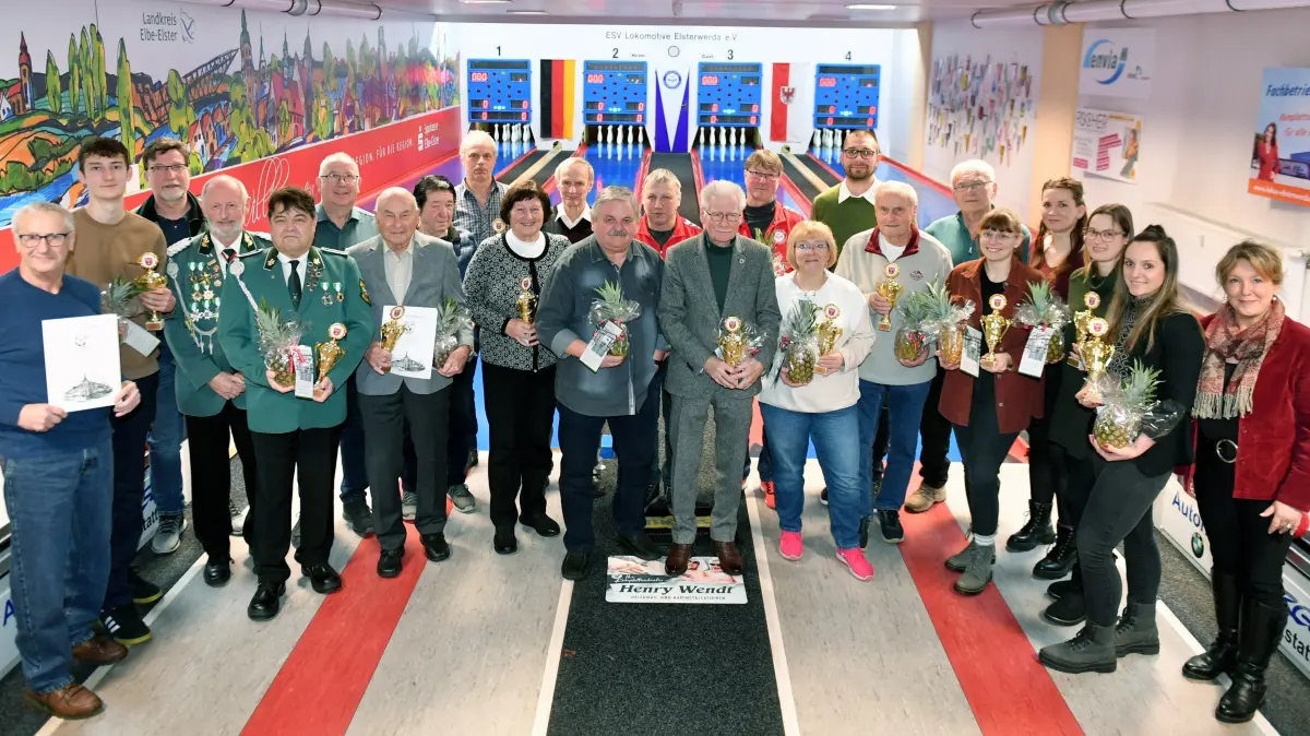 Sportlerehrung Elsterwerda 2026 – Besondere Würdigung sportlicher Leistungen und des Ehrenamtes : Sportlerehrung Elsterwerda 2026 – Besondere Würdigung sportlicher Leistungen und des Ehrenamtes
- Die von den Vereinen der Stadt Elsterwerda vorgeschlagenen Sportler und ihre Laudatoren von den Vorständen. Die Ehrung wurde von Bürgermeisterin Anja Heinrich und dem Vorsitzenden der Stadtverordnetenversammlung Bernd Raum vorgenommen