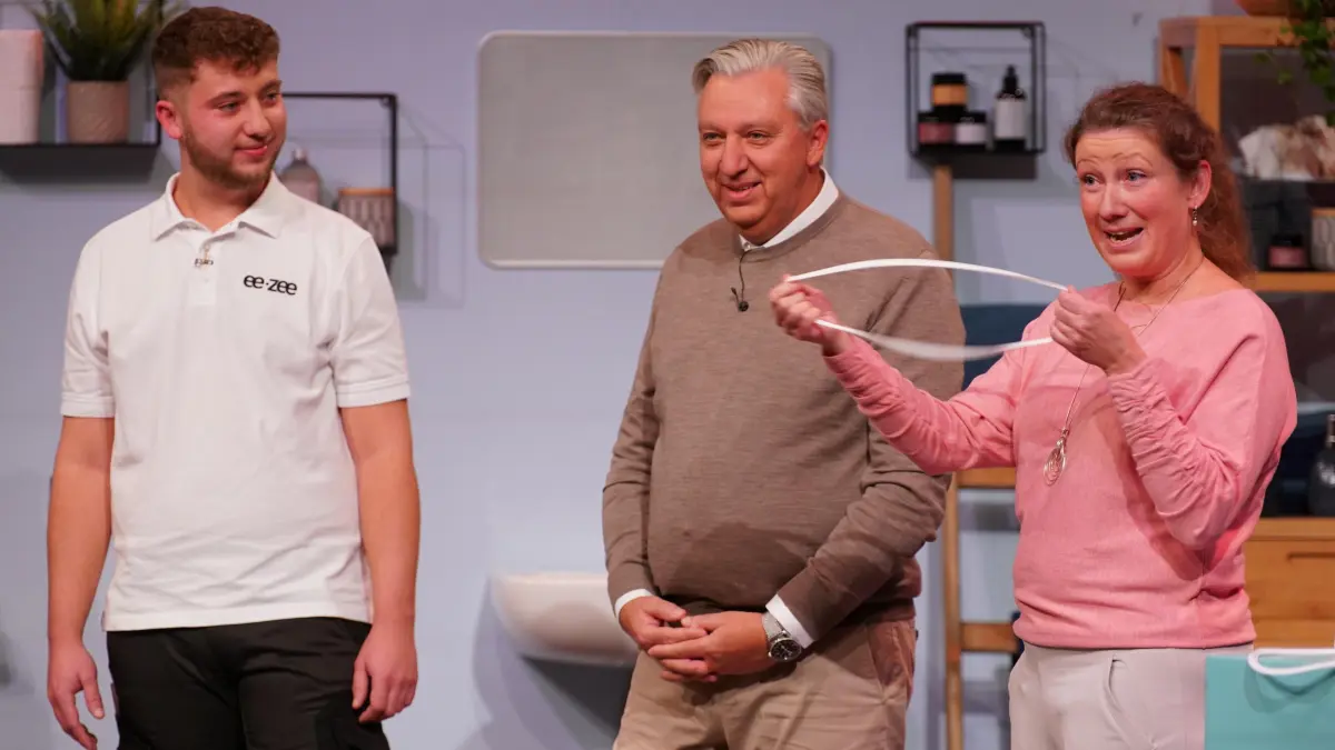 Tom-Lewis (l.), Heiko (M.) und Sandra Geffers erklären den Löwinnen und Löwen, wie ihr Produkt funktioniert.