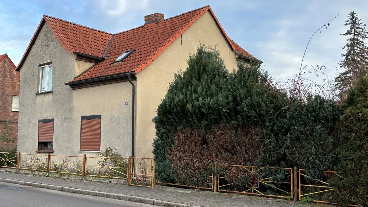 Verkauft! Das ehemalige Zweifamilienhaus an der Hauptstraße in Wormlage ist erfolgreich versteigert worden.