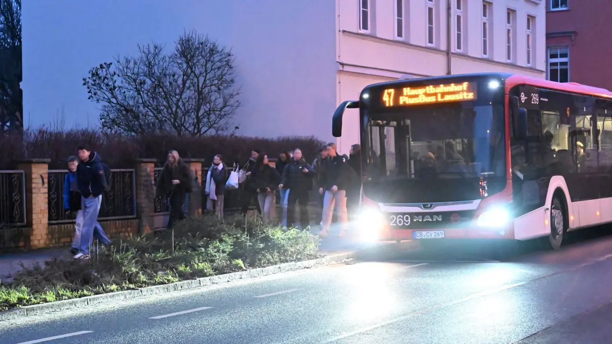 Ankunft Bus 47 Hubertstrasse NSG: Schülerinnen und Schüler des Niedersorbischen Gymnasiums (NSG)kommen am Dienstagmorgen um 07.09 Uhr mit dem Bus von Cottbusverkehr der Linie 47 aus Burg in der Hubertstrasse an und brauchen viel Geduld, um auf ihrem Weg zur Schule in der Sielower Strasse die Hubertstrasse gefahrlos zu überqueren.