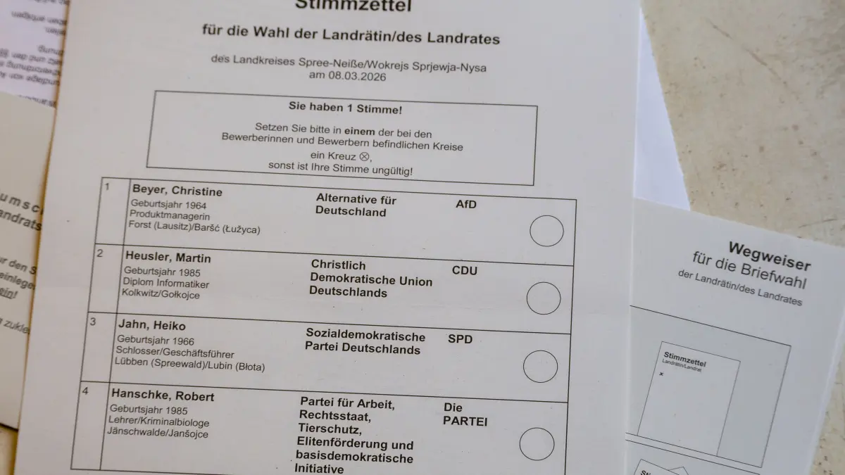 Landratswahl Spree-Neiße 2026: Wahlunterlagen für die Wahl der Landrätin / des Landrates im Landkreis Spree-Neiße liegen auf einem Tisch. Die Wahl findet am 8. Mark 2026 statt.
