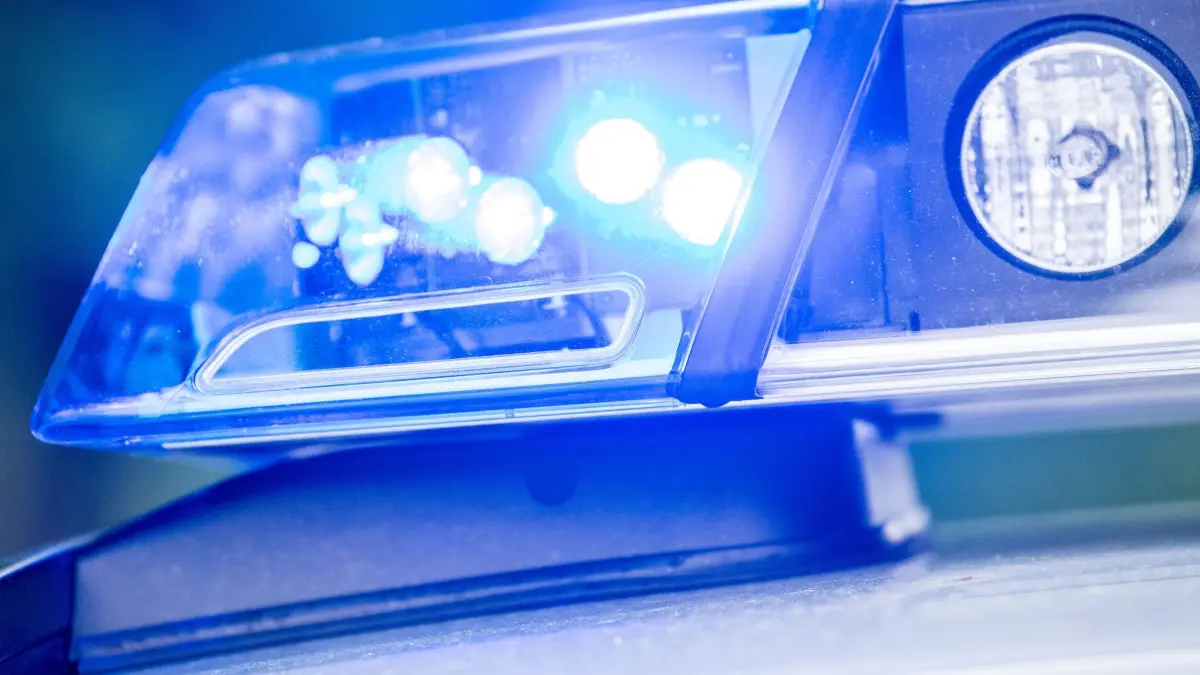 Polizei Blaulicht: ARCHIV - 15.05.2019, Bayern, Dachau: Ein Blaulicht leuchtet an einer Polizeistreife. (zu dpa: «Mann ohne Ticket schlägt Polizisten mit Faust ins Gesicht») Foto: Lino Mirgeler/dpa +++ dpa-Bildfunk +++