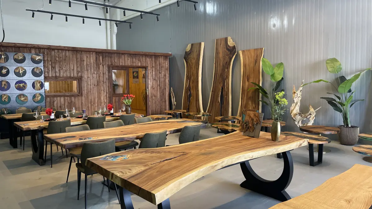 Möbel aus Cottbus: Paar verwandelt altes Holz in einzigartige Design-Tische