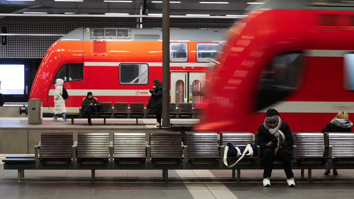 Reisende warten im Hauptbahnhof Berlin auf ihre Züge. Künftig müssen sich Fahrgaste die zum Flughafen BER Berlin-Brandenburg darauf einstellen, dass es eine Verbindung weniger gibt.