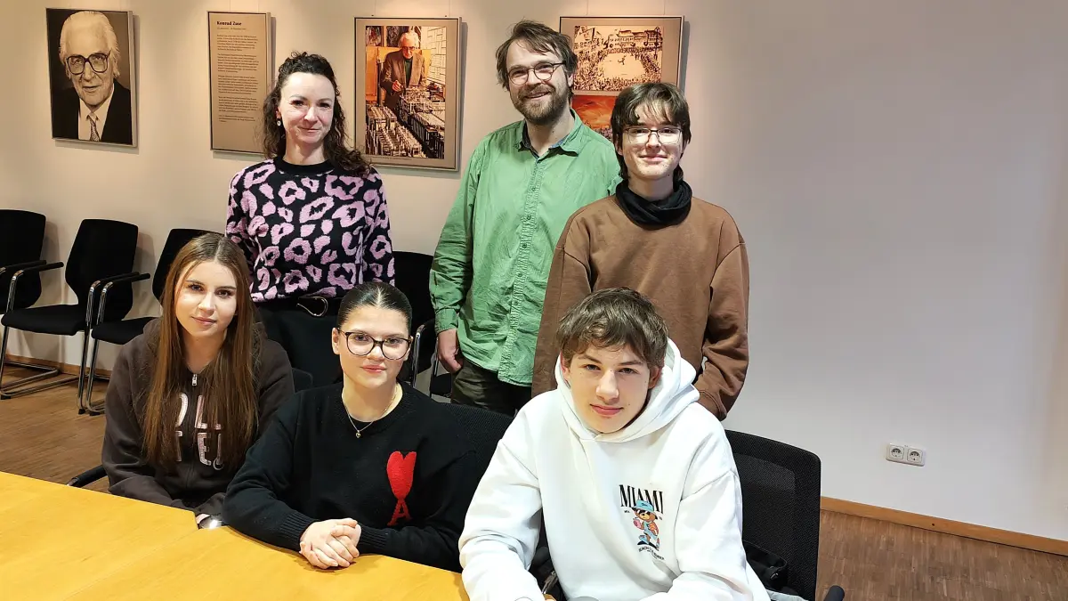 Der Jugendstadtrat Hoyerswerda hat sich Unterstützung gesichert. Lina Zimmermann(unten, v.l.), Anna-Katharina Drath, Benjamin Nowack und Marius Lehmann (oben r.) werden mit Christian Völker-Kieschnick und Diana Karbe zusammenarbeiten.