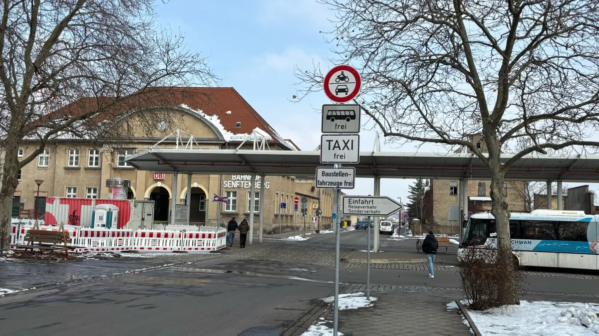Das Umfeld um den Senftenberger Bahnhof soll sich perspektivisch ändern. Das jetzige Ambiente wirkt jedenfalls nicht unbedingt einladend.