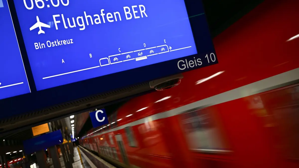 FEX: ARCHIV - 10.12.2025, Berlin: Der Flughafenexpress FEX Richtung Flughafen Berlin Brandenburg fährt aus dem Bahnhof Gesundbrunnen aus. Am 14. Dezember änderte sich der Fahrplan der Deutschen Bahn. Seither führt die Verbindung zum Flughafen über das Berliner Südkreuz statt über Gesundbrunnen. (zu dpa: «VBB streicht eine Verbindung zwischen Hauptbahnhof und BER») Foto: Sebastian Christoph Gollnow/dpa +++ dpa-Bildfunk +++